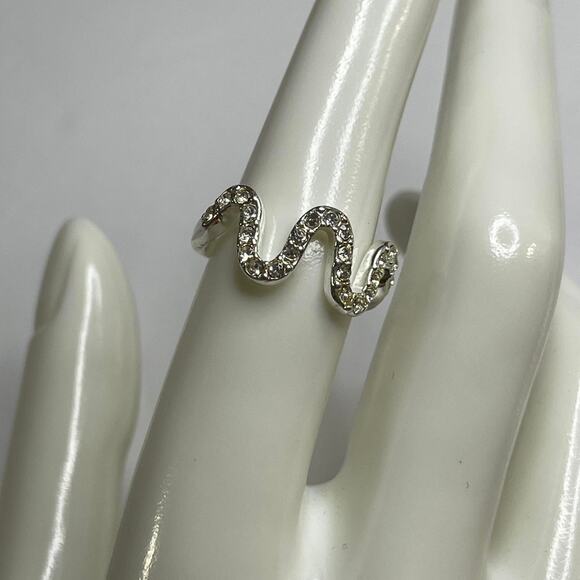 Cocktail fashion silver ring women's size 6.75 with rhinestone inset - Picture 9 of 11